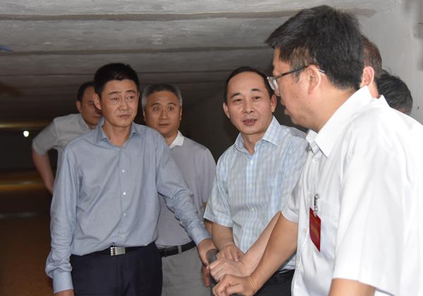 7 省政府副秘书长罗治平参观白家粮库11号粮库二.jpg 7 省政府副秘书长罗治平参观白家粮库11号粮库二.jpg