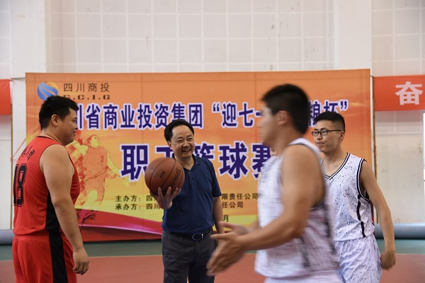 曹勇董事长开球 600.jpg 曹勇董事长开球 600.jpg